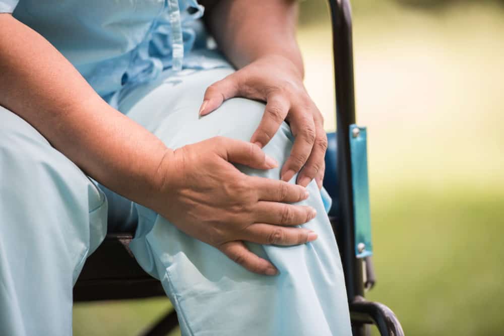 elderly woman sitting wheelchairs with knee pain